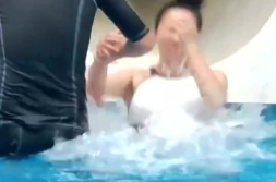 水下救生小姐姐,英勇无畏,守护生命深海的守护者