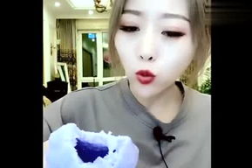 台湾三个小姐姐吃冰块,清凉夏日谁主沉浮?