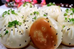 上海小姐姐吃生煎包视频,一口咬下满口鲜香！